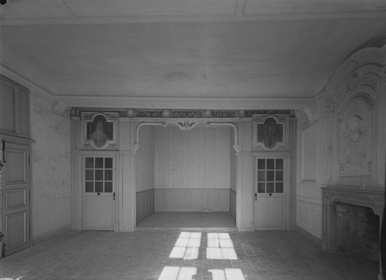 Appartement : chambre à coucher lambrissée (photo prise en 1969).