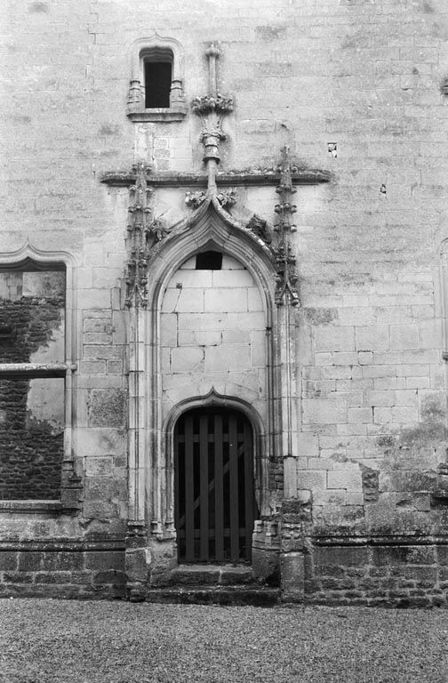 Porte principale du logis des Hôtes (photo prise en 1969).