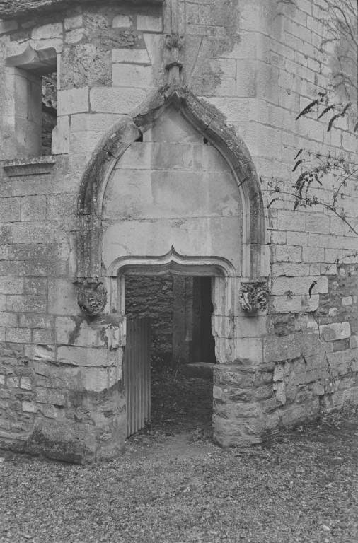 Tourelle doublant une tour d'angle. La porte (photo prise en 1969).