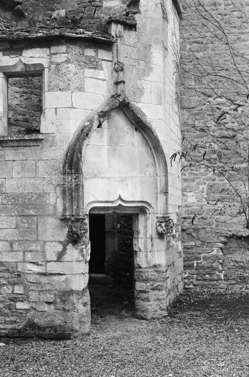 Tourelle doublant une tour d'angle. Détail : le rez-de-chaussée (photo prise en 1969).