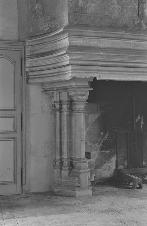 Cheminée (rez-de-chaussée), détail : un montant (photo prise en 1969).