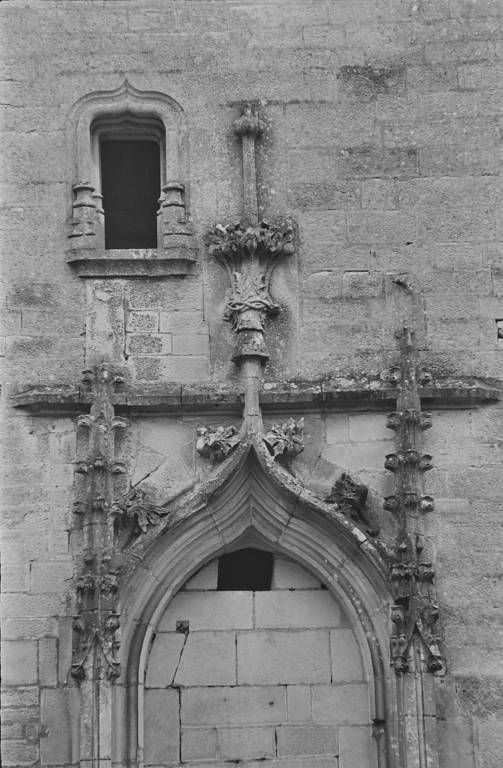 Porte principale du logis des Hôtes : détail des pinacles (photo prise en 1969).