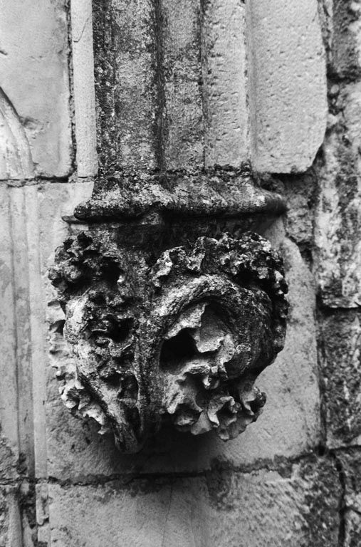Porte d'une tourelle doublant une tour d'angle. Sculpture décorative : végétaux (photo prise en 1969).