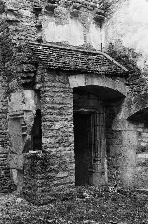 Appentis sur une porte moulurée (photo prise en 1969).