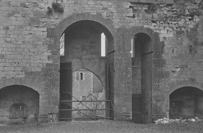 Ancien dispositif d'entrée. Détail : la porte et la poterne (photo prise en 1969).
