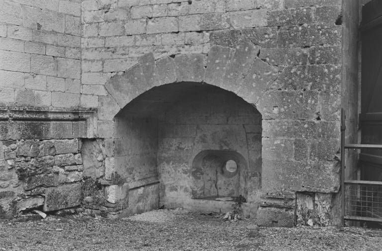 Ancien dispositif d'entrée. Détail : une cannonière (photo prise en 1969).