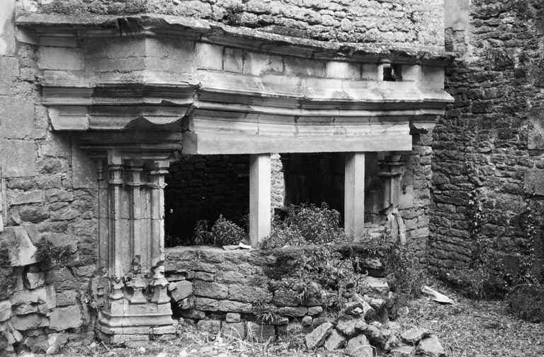Cheminée du logis des Hôtes (photo prise en 1969).