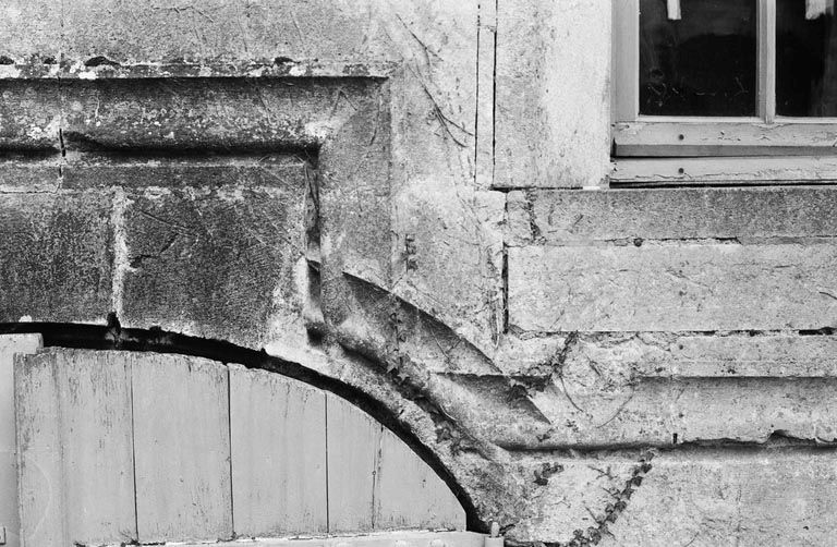 Mouluration d'une porte de cave (corps de logis) (photo prise en 1969).