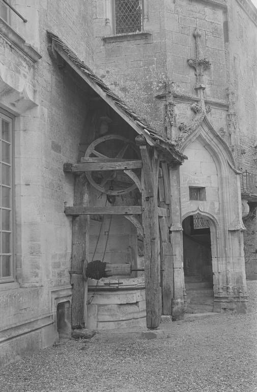 Puits du corps de logis : vue latérale (photo prise en 1969).