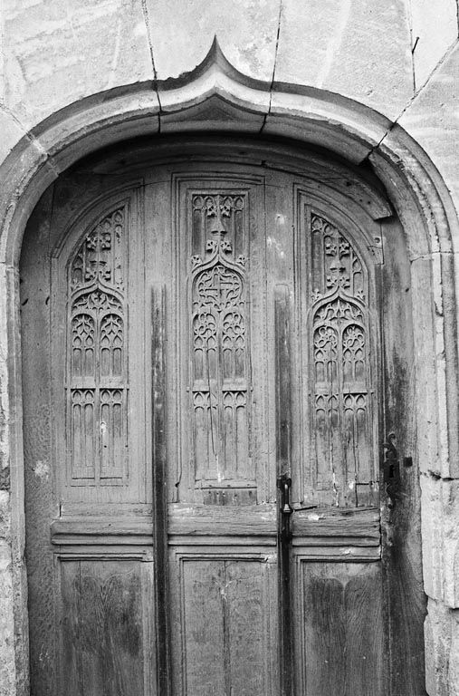 Porte de la tour d'escalier du corps de logis. Vantail (photo prise en 1969).