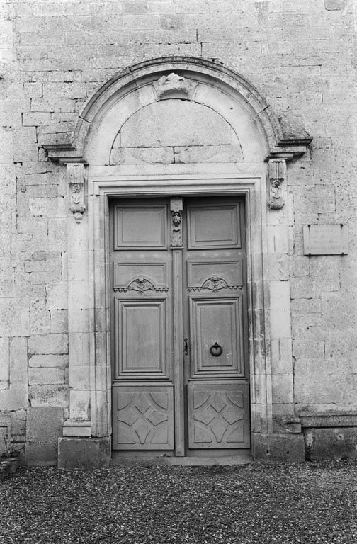 Porte d'entrée du corps de logis (photo prise en 1969).