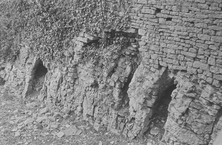 Enceinte : l'extérieur. Détail : appareil et dégradations (photo prise en 1969).