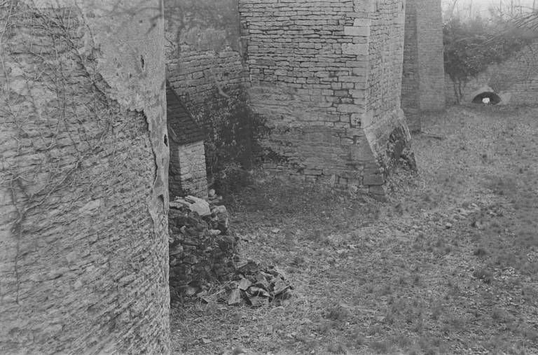 Enceinte : contreforts extérieurs. Détail : le pied des contreforts (photo prise en 1969).