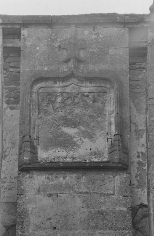 Bas-relief de la porte d'entrée (photo prise en 1969).