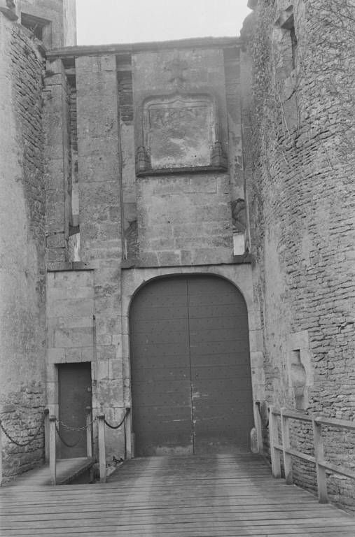Vue de l'extérieur : porte, poterne, pont-levis (photo prise en 1969).