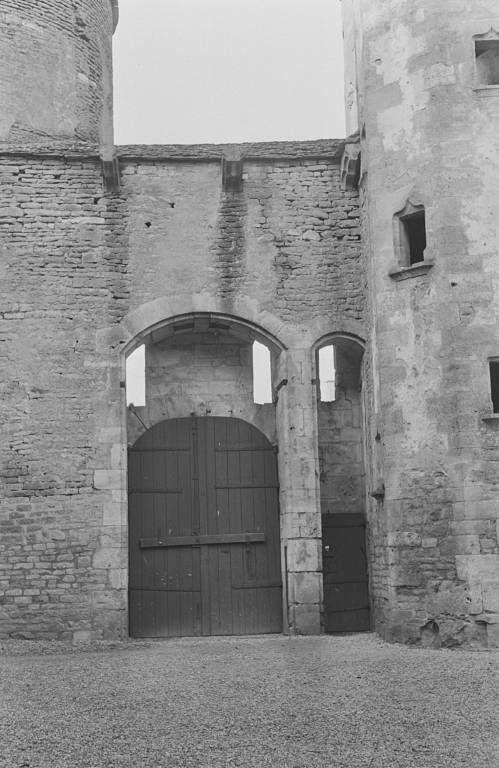 Vue de l'intérieur : porte et poterne (photo prise en 1969).