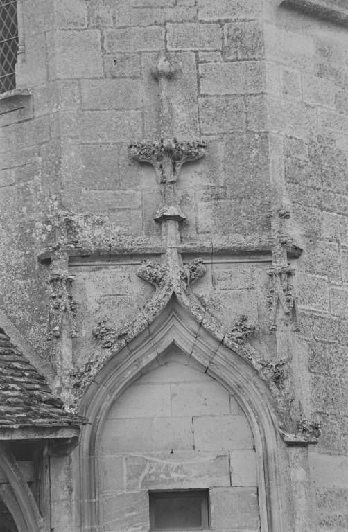 Encadrement de la porte de la tour d'escalier (façade du corps de logis) (photo prise en 1969).