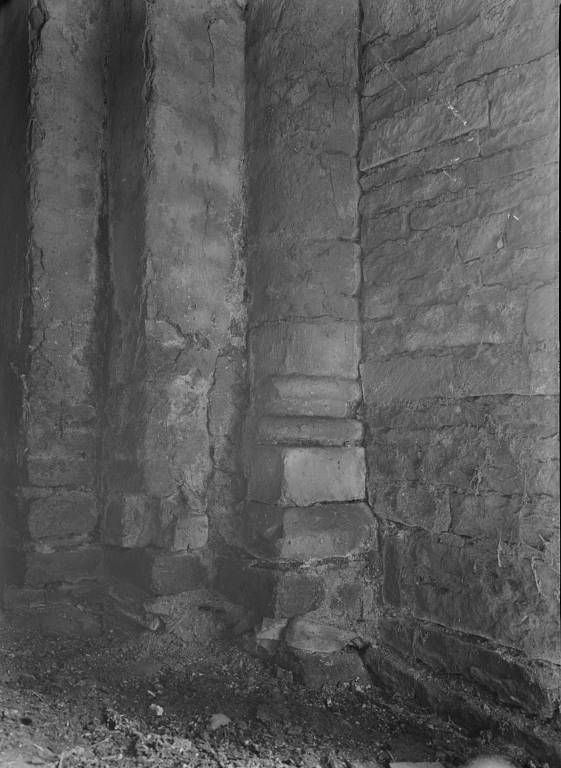 Pilier du transept, base de colonne engagée. (photo prise en 1969)