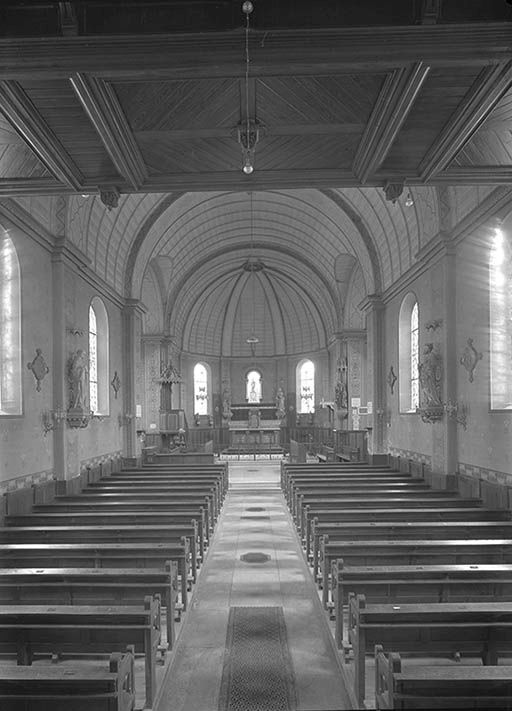 Vue sur la nef et le choeur depuis l'entrée.