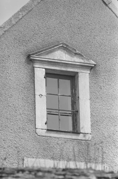 Détail d'une fenêtre donnant sur la cour fermée rue Venoise.