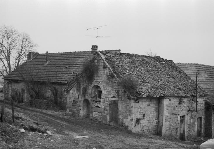 Vue d'ensemble de la chapelle et du bâtiment qui la flanque.