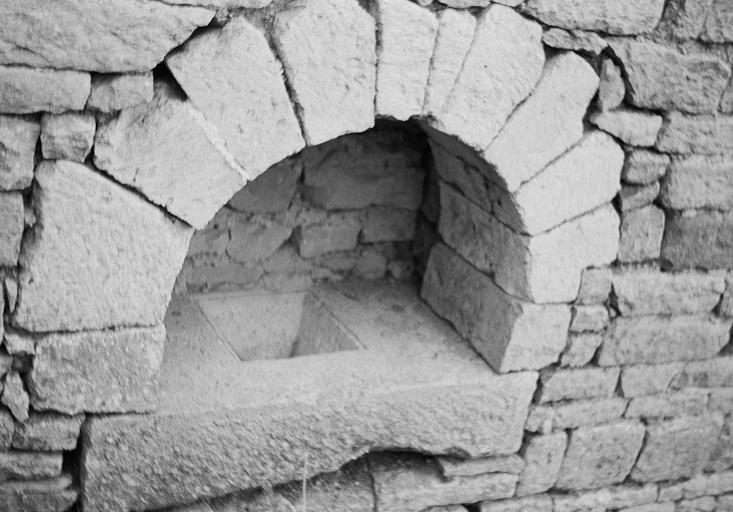 Lavabo extérieur du mur nord-est de la salle des malades.