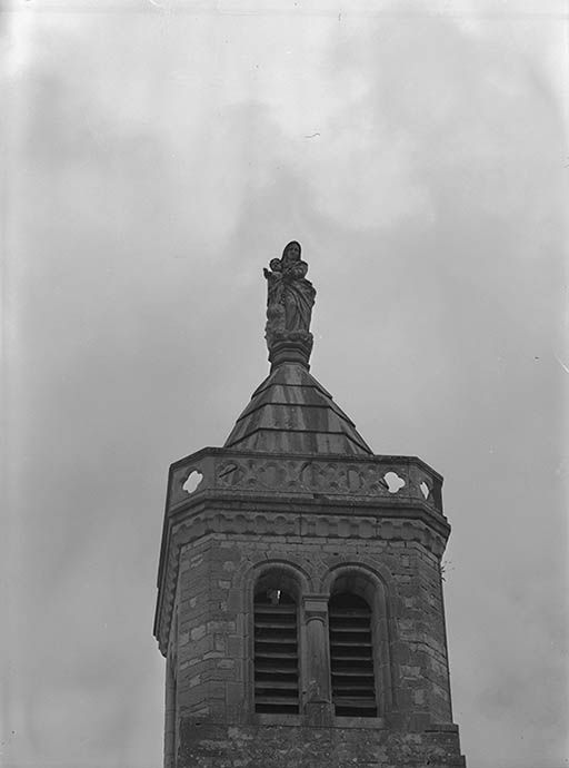 Vue de la statue Vierge à l'enfant dite Notre Dame des Victoires.