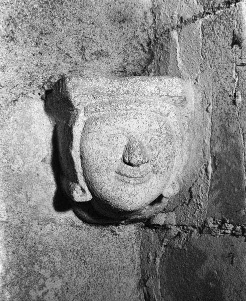 Culot avec visage sculpté dans le choeur.