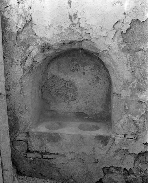 Lavabo du collatéral droit.