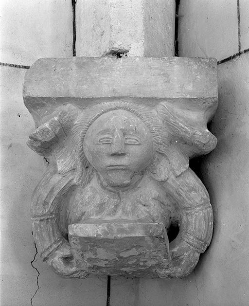 Chapelle droite, culot postérieur gauche.