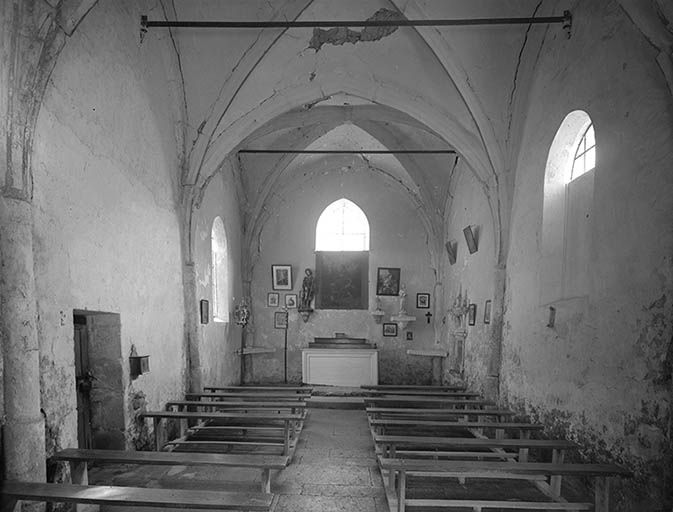 Vue d'ensemble des bancs. Vue de la nef et du choeur.