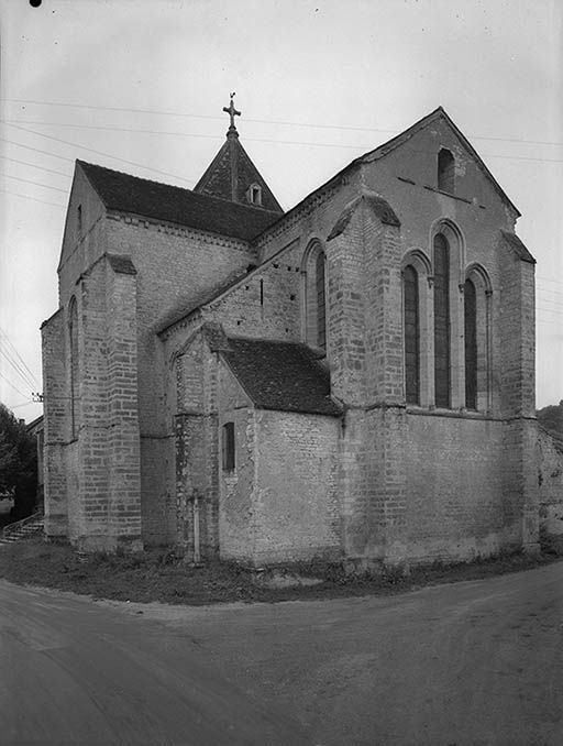 Chevet et élévation droite.