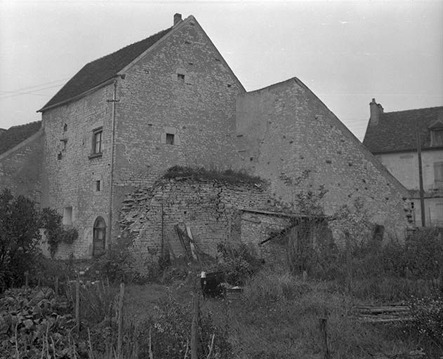 Vestiges de remparts sis parcelle AB 233, du cadastre de 1964 (C.V. 7).