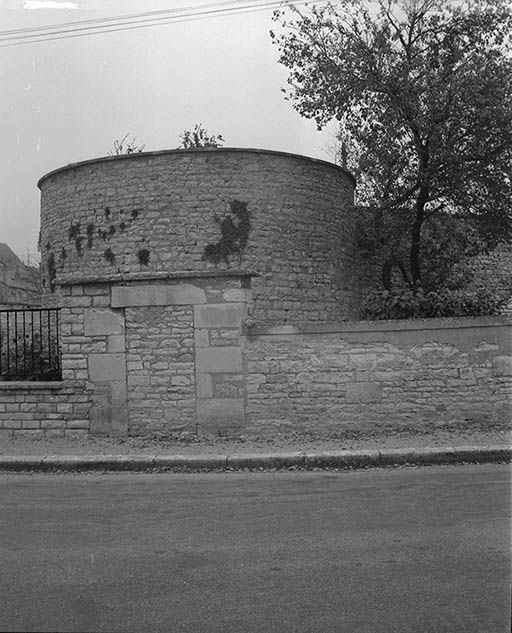 Tour sise parcelle AC 118, du cadastre de 1964 (rue de l'Abbé Legris) : vue d'ensemble.