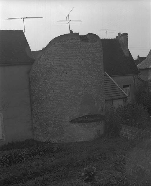 Tour sise parcelle AB 69, du cadastre de 1964 (C.V. 7) : vue d'ensemble.
