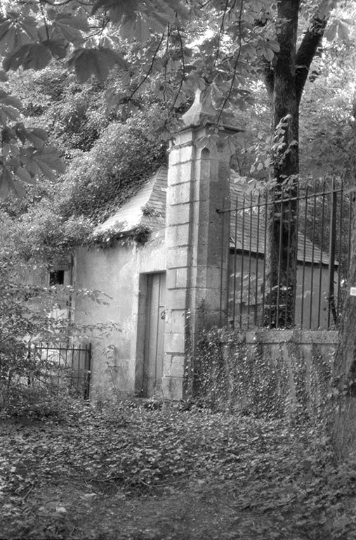 Pavillon à gauche de l'entrée.