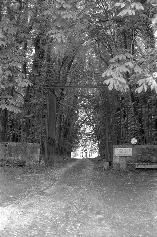 Grille de l'entrée.