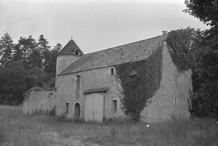 Dépendances et colombier.