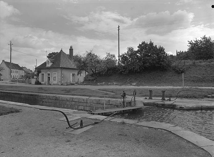 Vue du site d'écluse et de la maison éclusière en 1973.