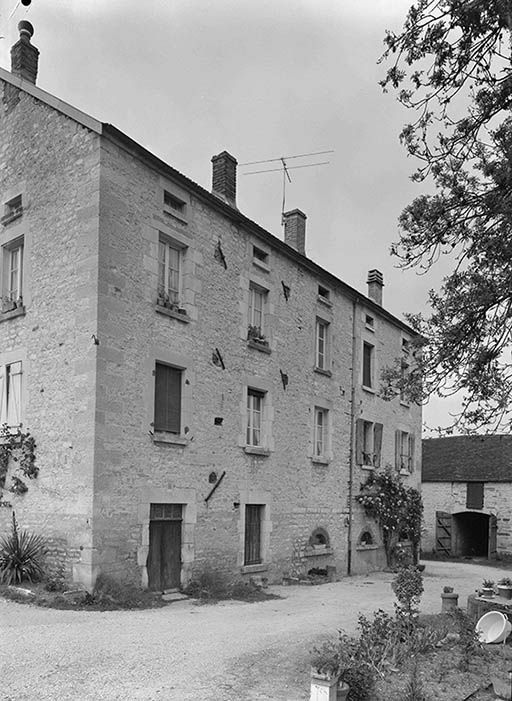 Mur-pignon et façade principale sur cour.