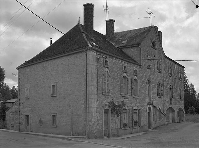 Façades principales des trois corps de bâtiments constituant l'ancien moulin.