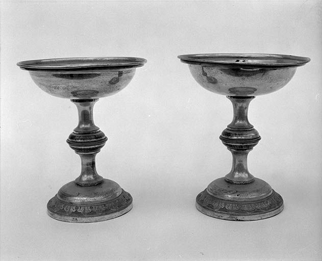 Deux vases à quêter.