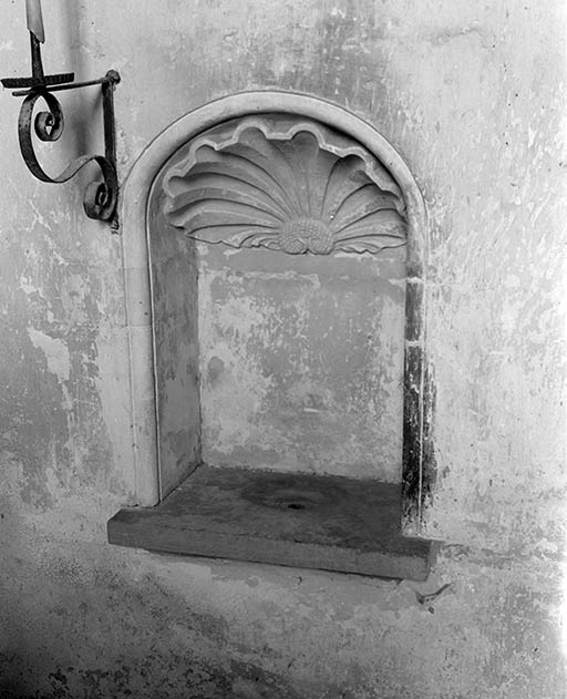 Lavabo dans le mur droit du choeur.