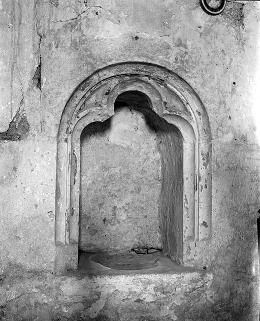 Lavabo dans la chapelle latérale droite.