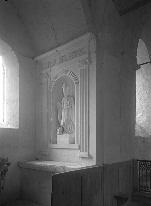 Retable de la chapelle latérale gauche.