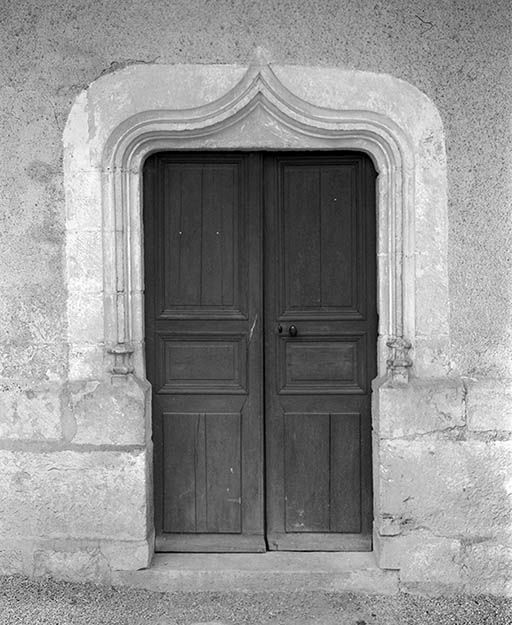 Porte à accolades.