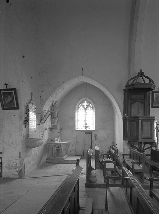 Chapelle latérale et chaire à prêcher.