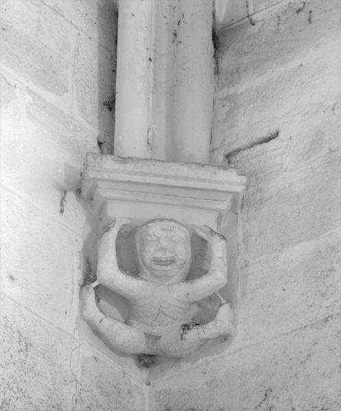 Chapelle, détail : culot de l'angle postérieur droit.