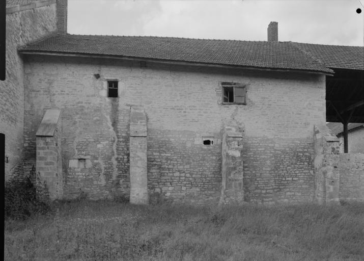 Ancienne maison d'habitation, façade postérieure avec contreforts.