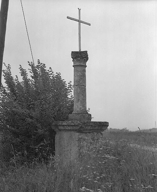 Croix de chemin, dite croix Blanche.